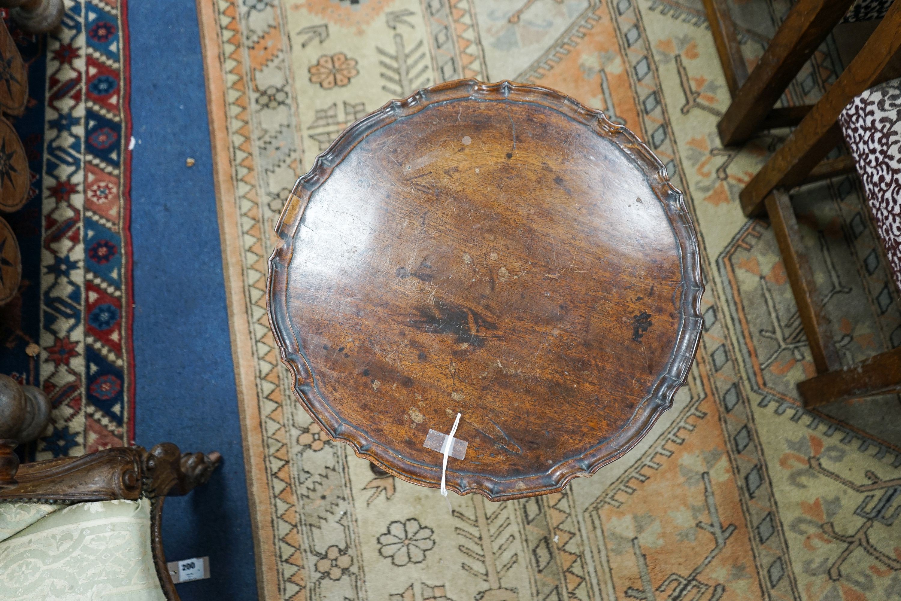 A Georgian circular mahogany occasional table, having piecrust top on vase-shaped column and tripartite supports with club feet, a.f. diameter 48cm, height 53cm